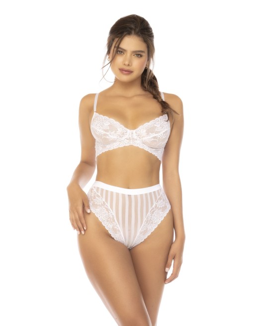 soutiengorge en dentelle brodée et culotte haute blanche sensuelle.