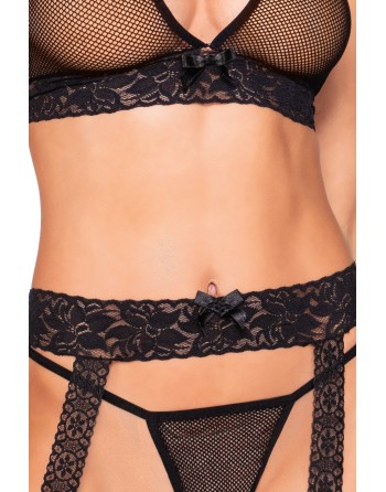 ensemble soutiengorge en dentelle noire, porte jarretelles et bas en résille et string assorti.